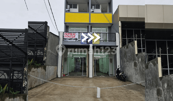 Ruko Di Jual Siap Huni Tiga Lantai Area Strategis Hadap Jalan