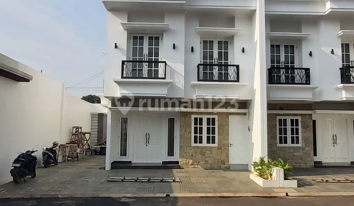 Rumah Baru Di Jual 2.5 Lantai Hoek Siap Huni .