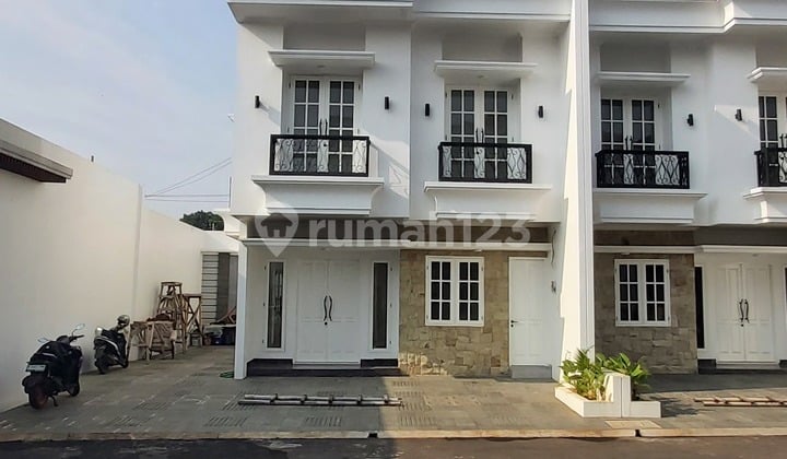 Rumah Baru Di Jual 2.5 Lantai Hoek Siap Huni .