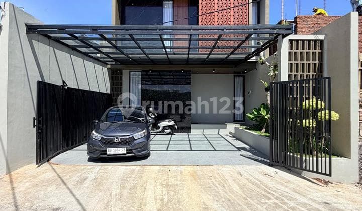 Rumah 2 Lantai di Tepi Jalan Full Furnished Tinggal Bawa Koper
