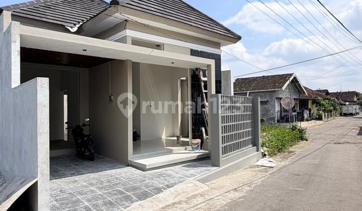 New Modern Limasan House Near Candk Sambisari