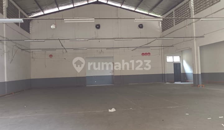 Gudang di jalan persahabatan