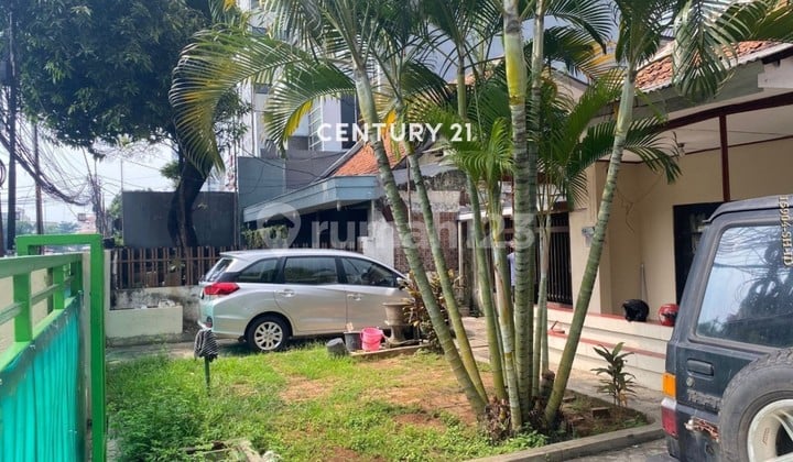 Rumah Lama Hitung Tanah Lokasi Strategis di Area Komersil