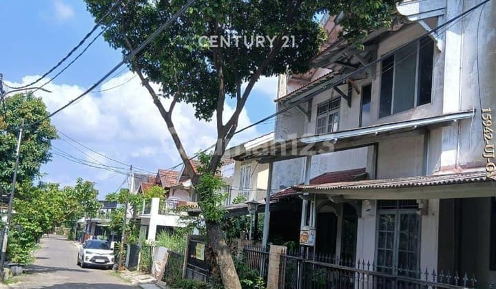 Selling House Needs Renovation in Camar Bintaro Sector 3