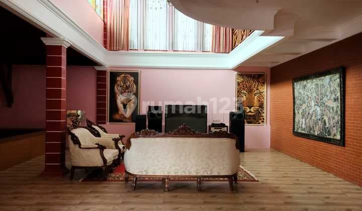 Jual 2 Villa Istana Bunga Dengan Taman Yang Luas Dekat Lembang