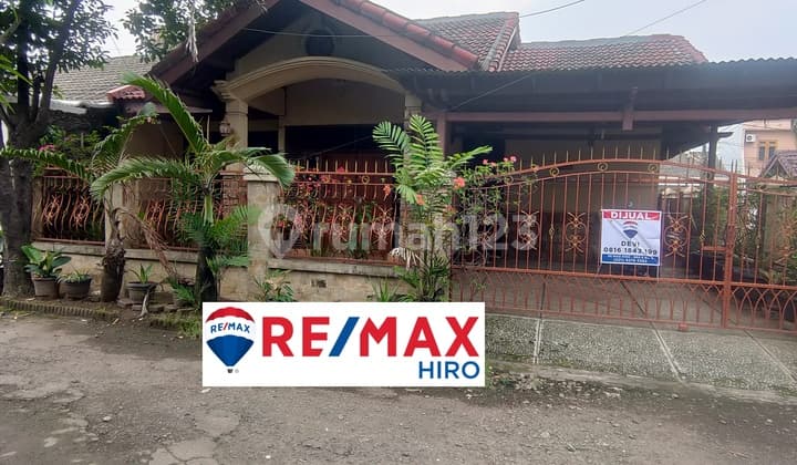 House for sale with a hook in the area around Galaxy Bekasi Selatan.