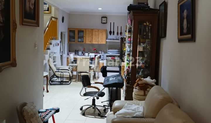 Jual Rumah Cantik Siap Huni 2,5 Lantai Semi Furnish di Kelapa Molek