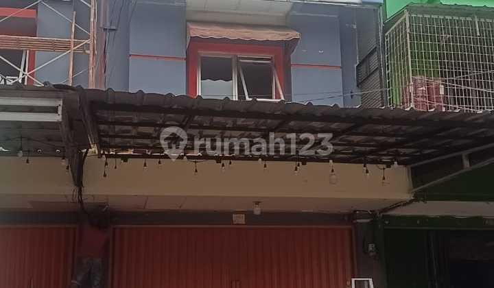 Disewakan Ruko Bagus 2,5 Lantai di Boulevar Hijau Harapan Indah.