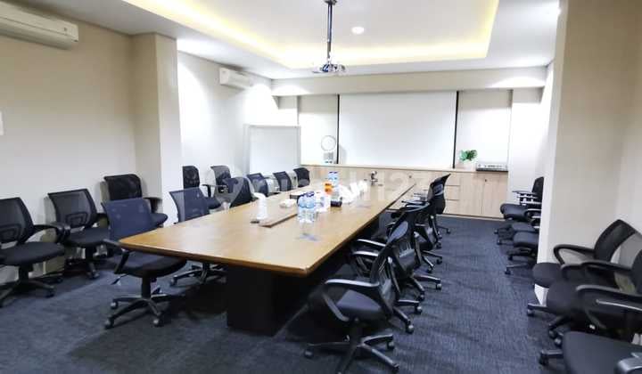 Gedung Jakarta Pusat Siap pakai, dekat Thamrin, Parkir luas