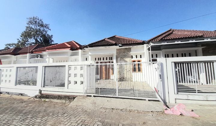 Rumah Baru Minimalis Karangklesem Strategis Dekat Jalan Raya