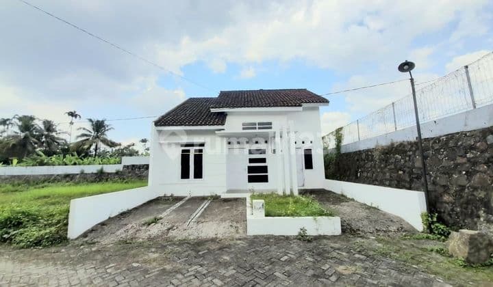 Ready-to-Occupy House in Karangsalam Near the Station