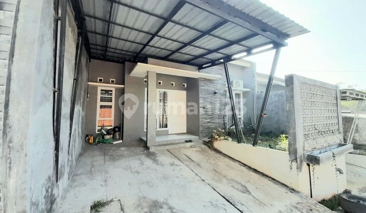 Ready-to-Occupy House in Karangklesem, Strategic Location Near the Highway.