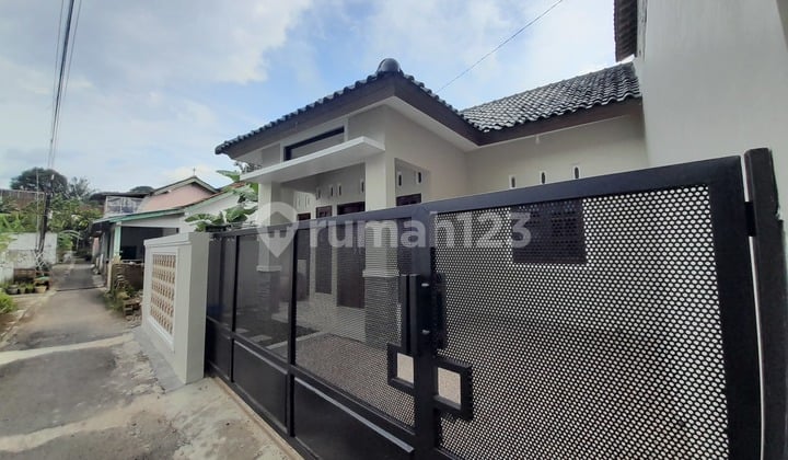 Rumah Baru Tengah Kota Strategis Dekat Pasar Manis