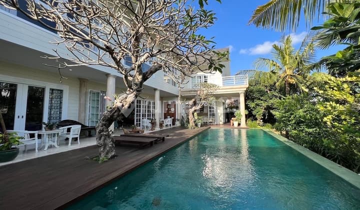 Luxury Villa Nicely Furnished SHM - Certificate of Ownership in Kerobokan Rumah