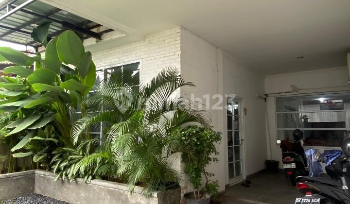 DEKAT JALAN UTAMA GATSU BARAT!! Rumah TERAWAT dan LUAS di Pidada