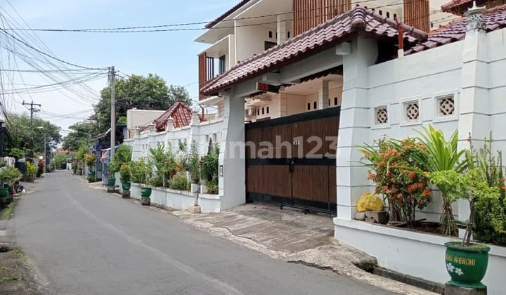 Rumah 2Lt Teuku Umar Parkir Luas bisa 12 Mobil