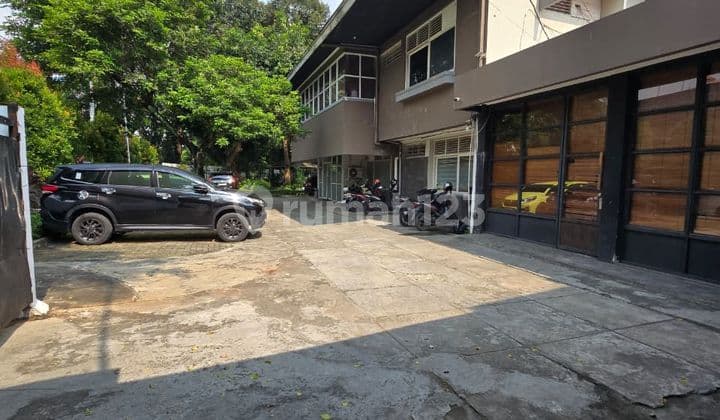 Rumah Kantor Harga Bagus 2 Lantai dengan Parkir Luas