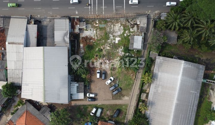 For rent, strategically located land, on the main road, and easy access.
