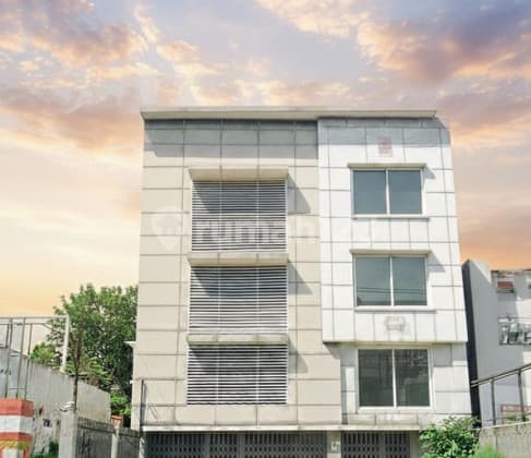 Gedung Empat Lantai Siap Pakai Strategis di Semarang Barat A5159