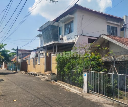 Rumah Dua Setengah Lantai Strategis di Semarang Tengah A5469