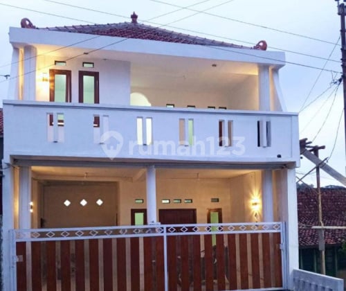 Rumah Dua Lantai View Kota Siap Huni di Gajah Mungkur A5116