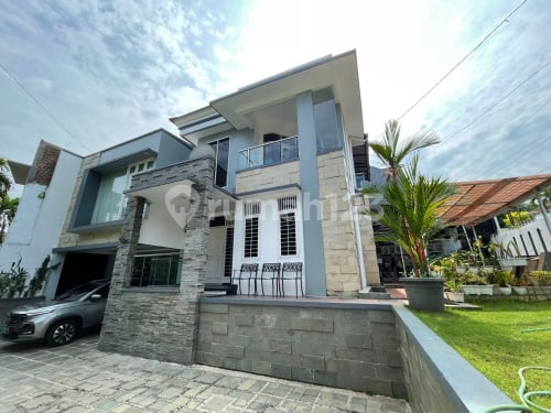 Rumah Dua Setengah Lantai Bagus Siap Huni di Bukit Sari A5177