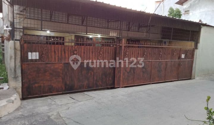 Kartini's house can be used for business, fits 2 cars, quick sale, 2 floors, nice.