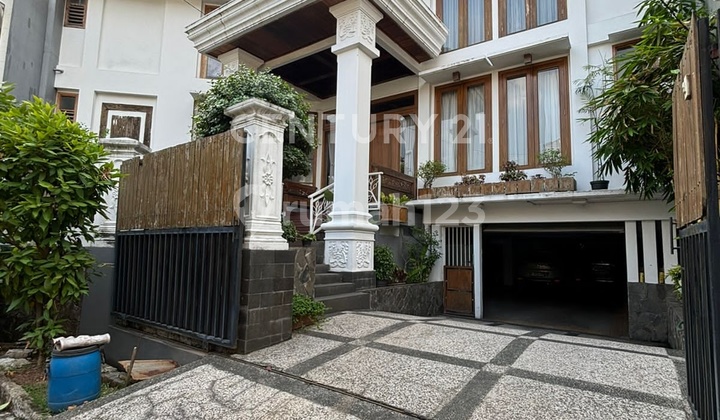 Rumah Mewah Ada Kolam Renang di Bintaro Sektor 9