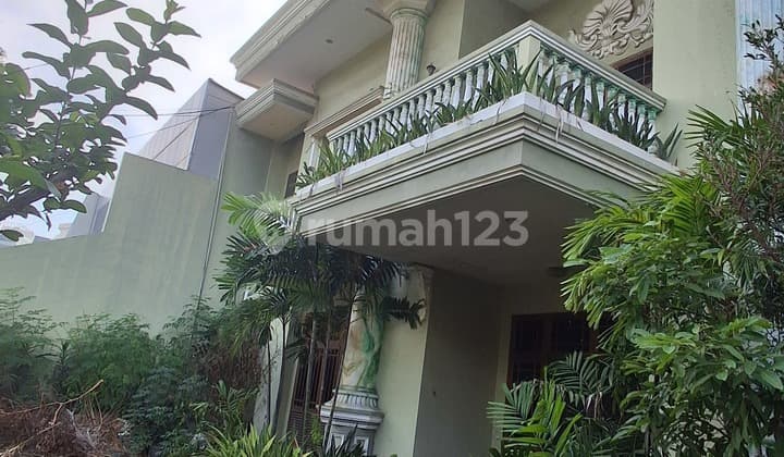 Raya Dharmahusada. Komersial Area. Jalan Kembar.