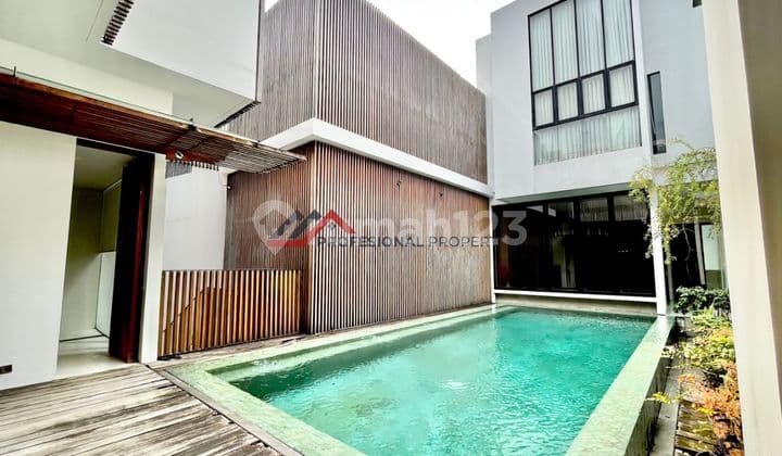 Luxury House in a Strategic Location in Kebayoran Baru