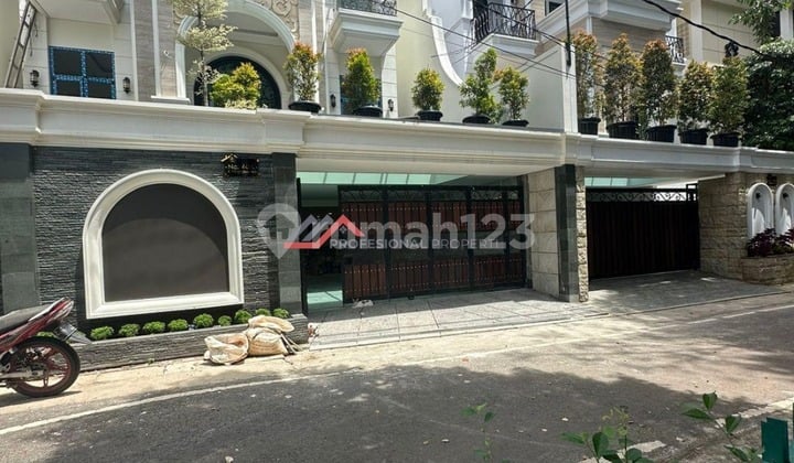 Rumah Baru Modern Classic Dalam Komplek di Cilandak