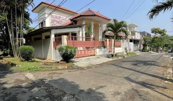 Rumah Lama Dalam Komplek di Lebak Bulus, Jakarta Selatan