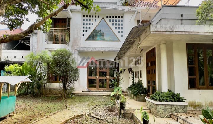 Rumah Dengan Halaman Luas Di Cilandak