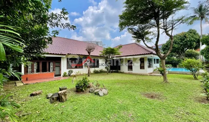 Rumah dengan Halaman Luas Asri dan Strategis di Cilandak