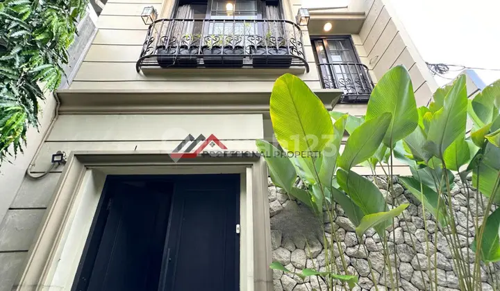 Rumah American Classic Dalam Komplek di Cipete