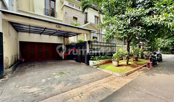 Rumah Bagus Lokasi Premium Dekat Blok M di Komplek Kebayoran Baru