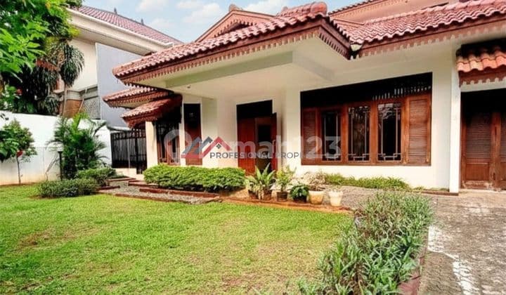 Rumah Siap Huni Lokasi Bagus Jalan Pruis di Kebayoran Baru