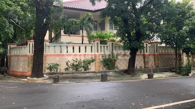 A hook house in the elite area of Kebayoran Baru, a green and tranquil neighborhood.