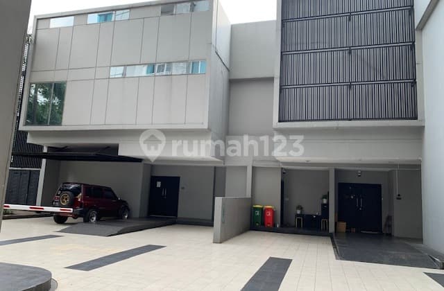 Townhouse darmawangsa super keren siap huni, ada swimming pool pribadi di unit furnished