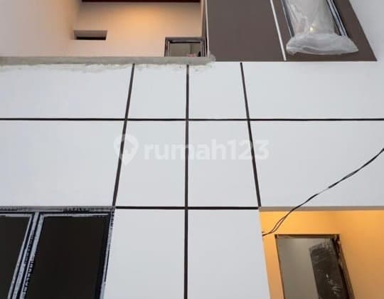 Dijual Rumah Baru di Kav DKI Meruya. Bebas Banjir 3 Lantai