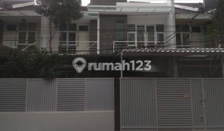 Rumah Bergaya Minimalis.modern.dua Lantai Di Area Strategis.hunian Aman