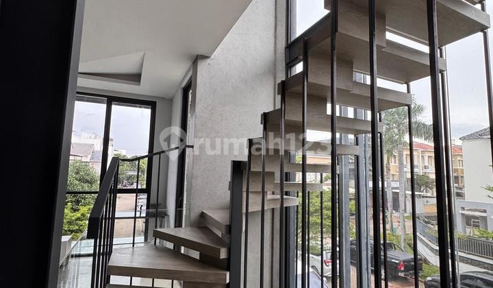 For Salerumah Pik1luas Tanah 7x12 (84 M²)luas Bangunan 248 M²hoek4 Lantaikamar Tidur 2+1kamar Mandi 2+1ppjblistrik 7.700 Wattcarport 2+1full Furnishedselatan Timurroof Top Harga 4.5 M Nego