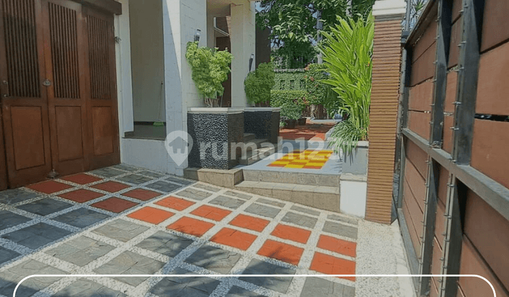 Rumah Hoek Radio Dalam Kebayoran Baru