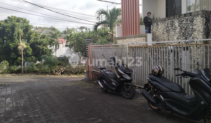3-storey house in the Samatha Mumbul South Kuta housing complex