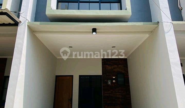 Rumah Cantik 2 Lantai Dekat Stasiun Depok
