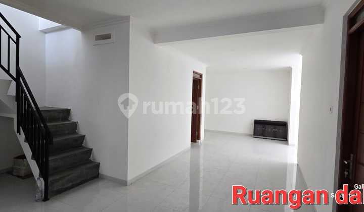 Di Jual Cash Rumah 2 Lantai 3 Kamar Tidur Bebas Banjir Dekat Stasiun Krel Pondok Ranji dan Kampus Uin di Pondok Ranji Tangerang Selatan