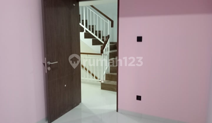 Rumah Cantik 2,5 Lantai Rooftop Bebas Banjir Dekat Gerbang Tol Pamulang Di Ciputat Tangerang Selatan
