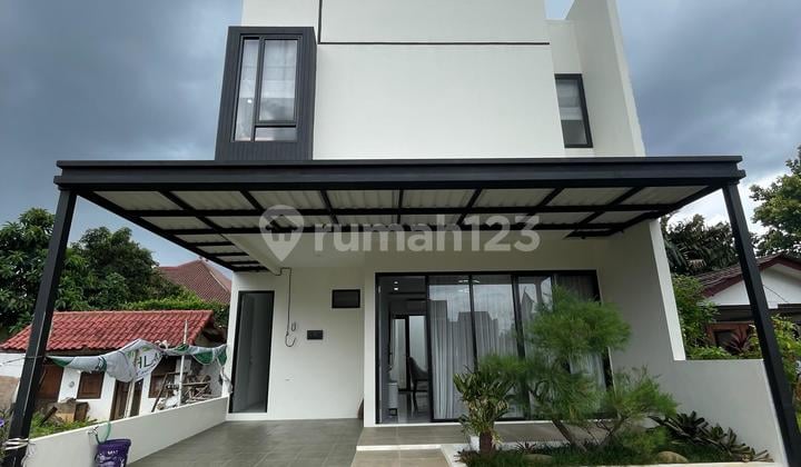 Rumah 3 Lantai Siap Huni Bergaya Town House Moderen Bebas Banjir Dekat Stasiun MRT Lebak Bulus di Pisangan Ciputat Timur