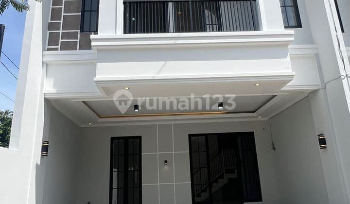 Dijual Rumah 2 Lantai 4 Kamar Tidur Strategis Dekat Pintu Tol dan Kampus Ui di Tanah Baru Beji Depok