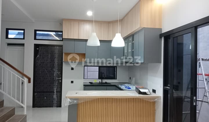 Rumah Mewah Dijual 2,5 Lantai Shm Bebas Banjir Dekat Kampus Uin Jakarta Di Ciputat